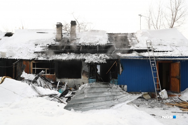 Фоторепортаж с улицы Декабристов, где в пожаре погибла семья с тремя детьми