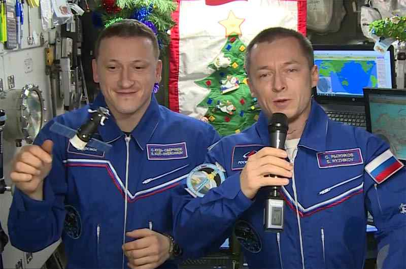 Космонавты поздравили россиян с Новым годом