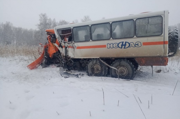 На новосибирской трассе разбились КАМАЗ и вахтовый автобус — в аварии погиб человек