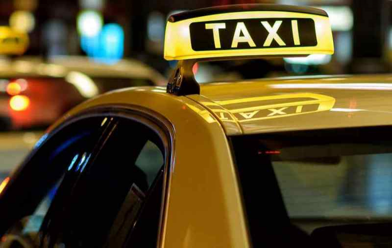 Пассажир такси раздавал пенсионерам по тысяче рублей на Новой год