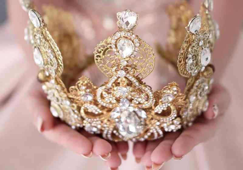 Сибирячка надела корону королевы девушке из Владивостока