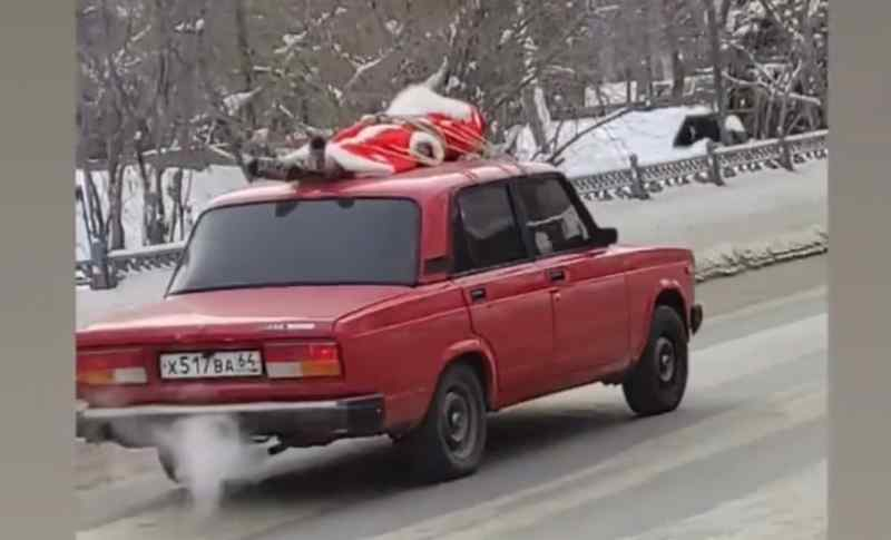 Связанный Дед Мороз на крыше автомобиля позабавил новосибирцев