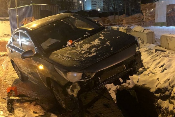 В Дзержинском районе водитель такси влетел в коммунальную яму и бросил там машину