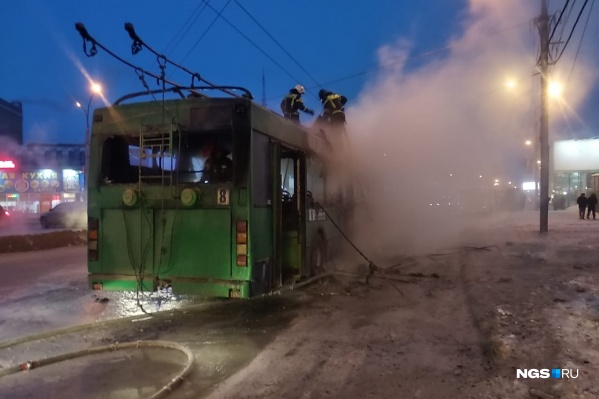 В Новосибирске на площади Маркса загорелся троллейбус