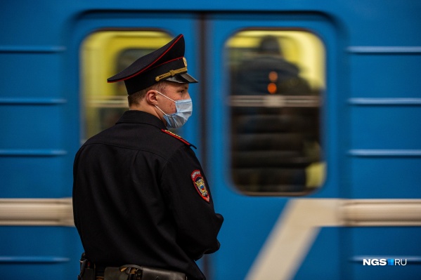В новосибирском метро девушка бегала по рельсам, а после спасения билась головой о поезд