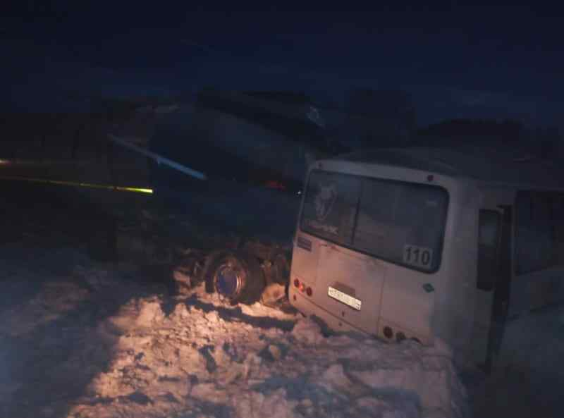Водитель автобуса погиб и шесть пассажиров пострадали в Черепановском районе