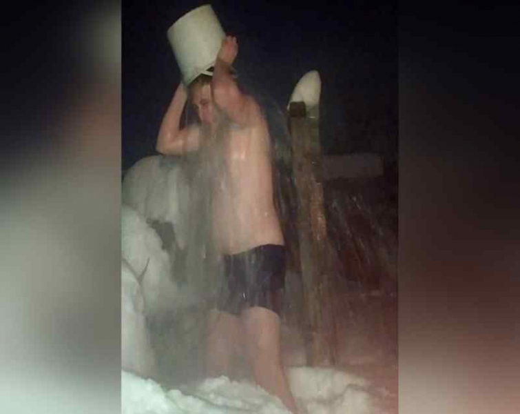 Житель Новосибирска вылил на себя ведро воды в -40