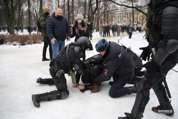 Акции протеста в Москве и Петербурге начались с задержаний