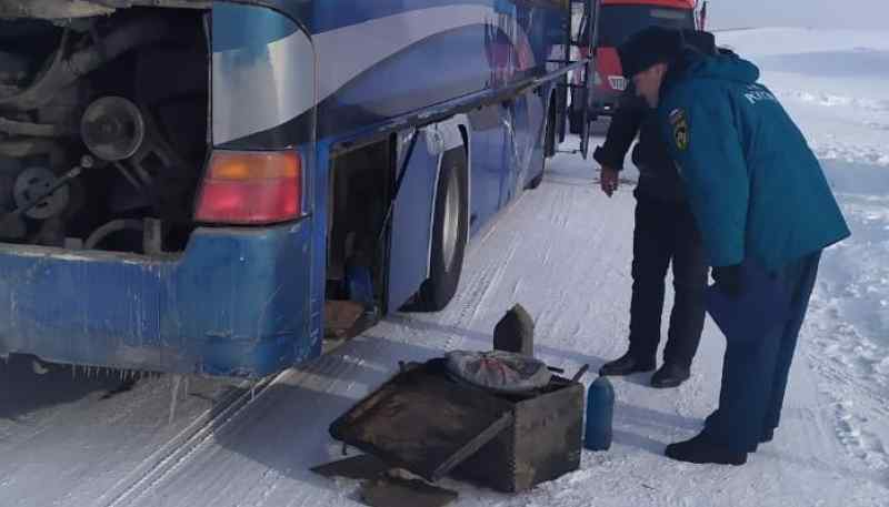 Автобус с пассажирами замёрз на трассе в Алтайском крае