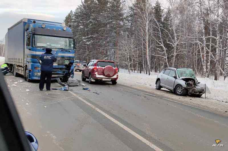 Два человека погибли на трассе под Новосибирском