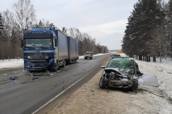 Два человека погибли в ДТП под Новосибирском — за рулем иномарки находился 18-летний водитель