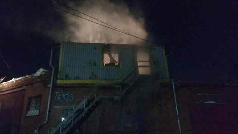 Два десятка рабочих проживали в сгоревшей в Новосибирске постройке