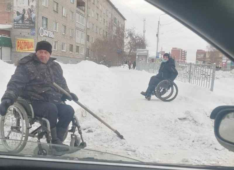 Инвалиды убирают снег в Искитиме: прокуратура начала проверку