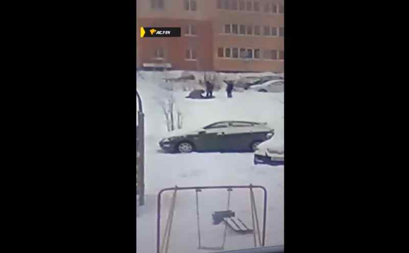 Избитого школьника увезли в больницу с детской площадки в Новосибирске