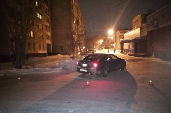Легковушка сбила мать с 6-летней дочерью на Сибиряков-Гвардейцев — обе в больнице