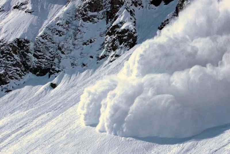 МЧС предупредило об опасности схода лавин в горах Алтая