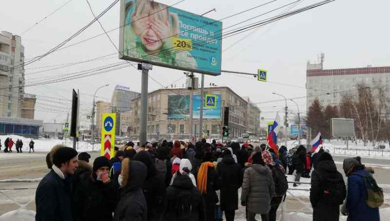 Митингующие новосибирцы подступили к зданию облправительства