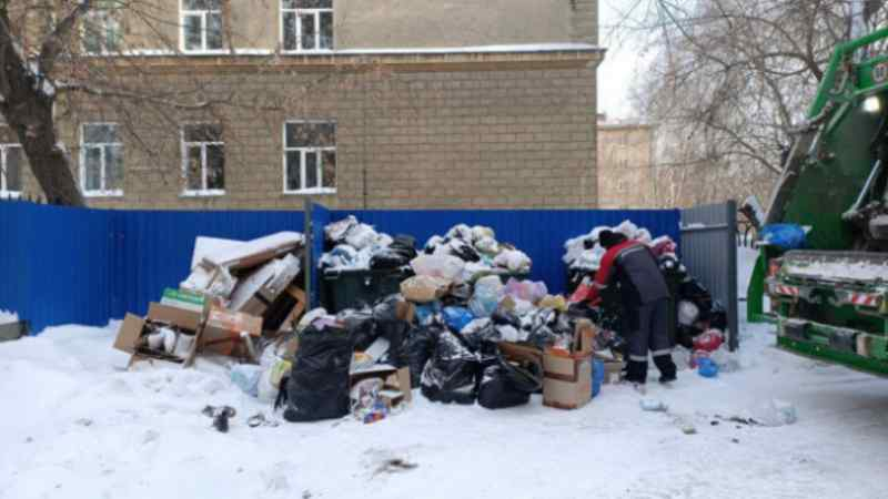 Мороз помешал вовремя вывезти мусор в центре Новосибирска