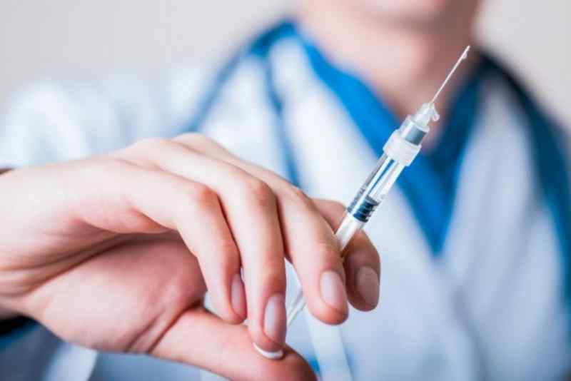 Можно потерять сознание: врачи назвали условия для вакцинации от ковида