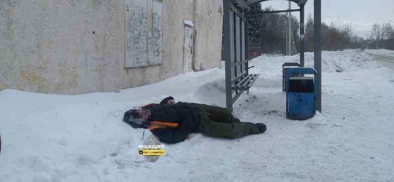 Мужчину без сознания обнаружили на остановке в Новосибирске