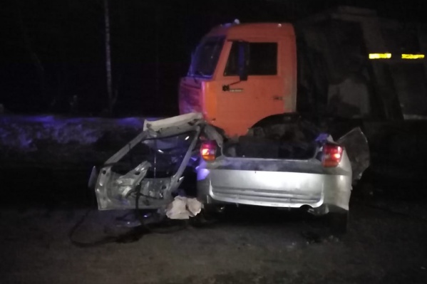 На Гусинобродском шоссе водитель легковушки погиб при столкновении с КАМАЗом