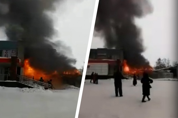 На Шлюзовой загорелось здание рядом с магазином разливного пива и супермаркетом — пожар попал на видео
