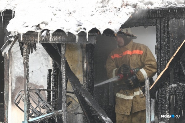 На видео попал пожар в Центральном районе Новосибирска, в котором погибла пенсионерка