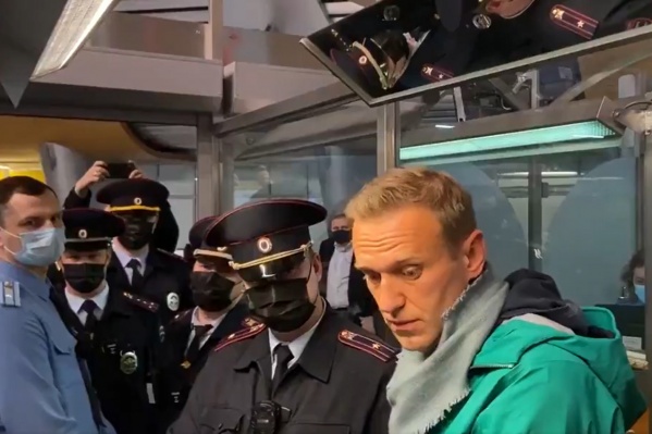 Навального задержали сразу после того, как он прилетел в Россию