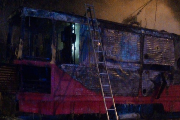 Ночью на Петухова выгорел трамвай — кадры с места происшествия