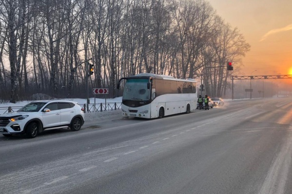 Ночью в мороз на трассе в Новосибирской области заглох автобус с 51 пассажиром