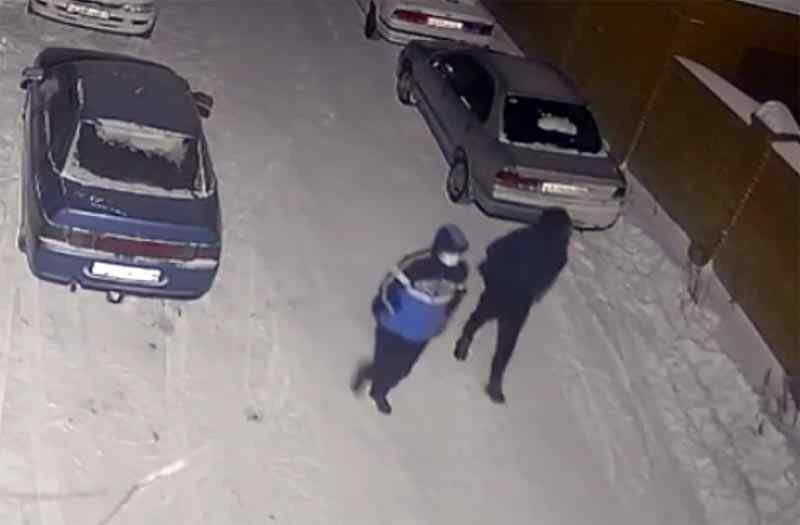 Ночные «гости» с пистолетом ограбили женщину-продавца в Новосибирске