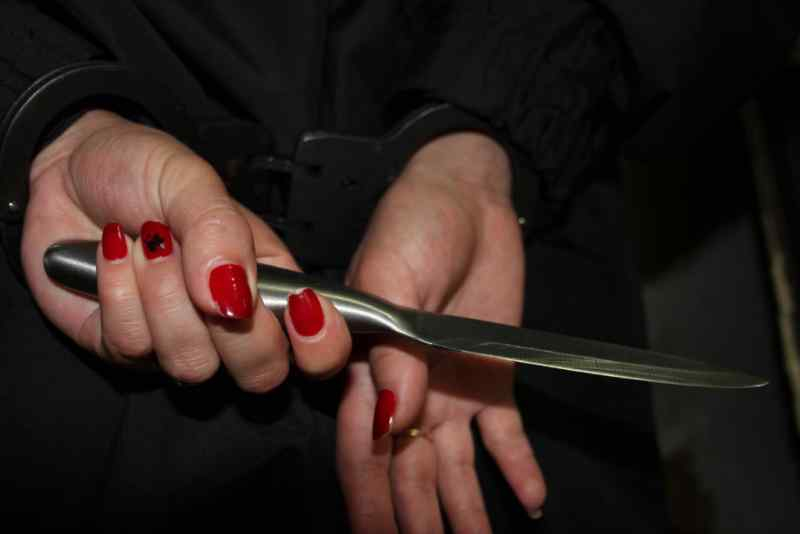 Новосибирец покрывал супругу, пырнувшую его ножом