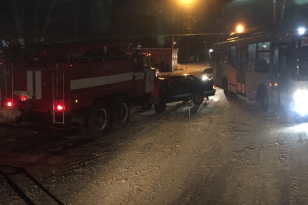 Объехал пробку: пожарный автомобиль выехал на встречку и попал в ДТП в Новосибирске