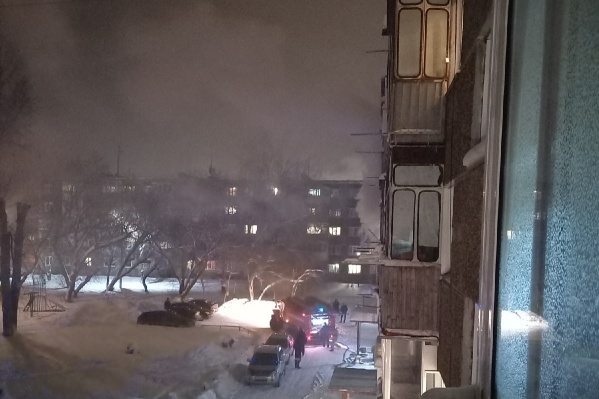 «Очень много дыма, свет отрубили во всем доме»: под Новосибирском загорелась пятиэтажка