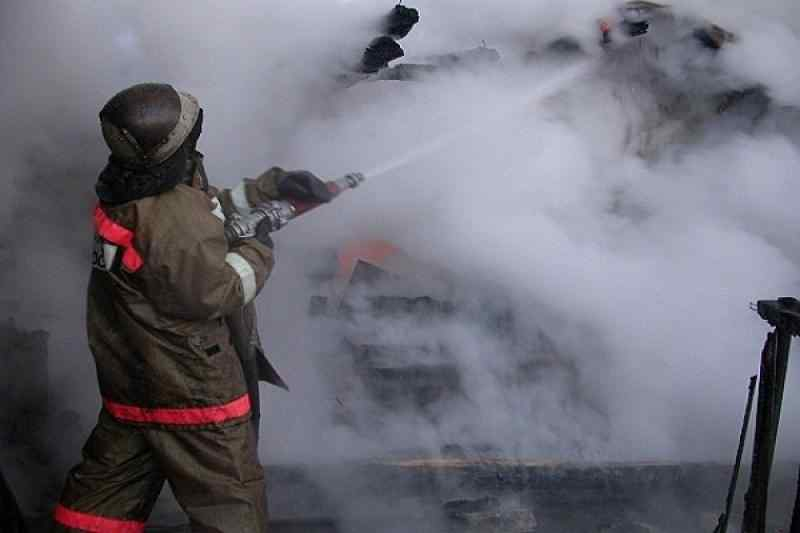 Огнеборцы ликвидируют пожар повышенного ранга сложности в Новосибирске