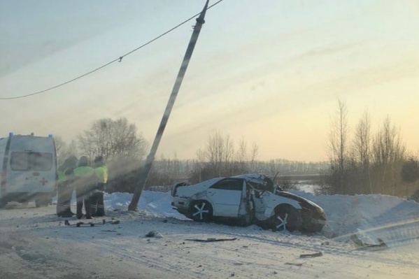 Под Новосибирском «Тойота» врезалась в столб