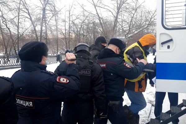 «Подошли люди в масках, взяли под руки и увели»: в Новосибирске начались первые задержания