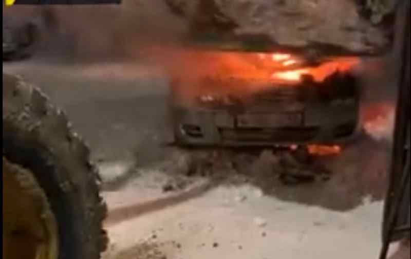 Погрузчиком и лопатами тушили горящий автомобиль новосибирцы