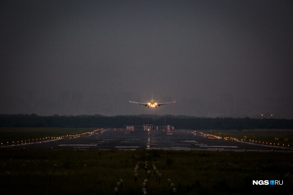 Самолет из Новосибирска не смог приземлиться в аэропорту Сочи из-за непогоды