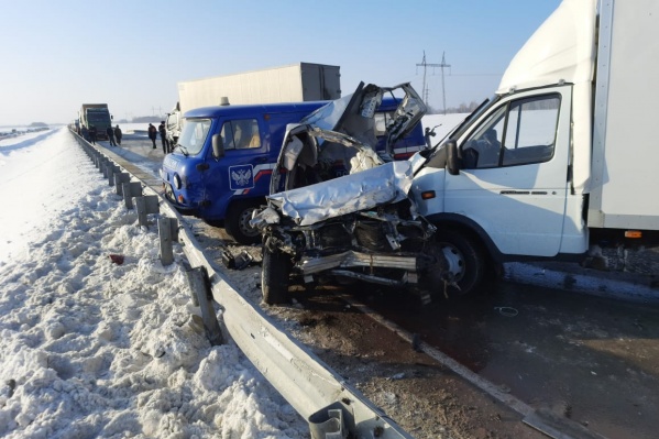 «Субару» пошел на обгон четырех машин на новосибирской трассе и влетел в КАМАЗ: один человек погиб