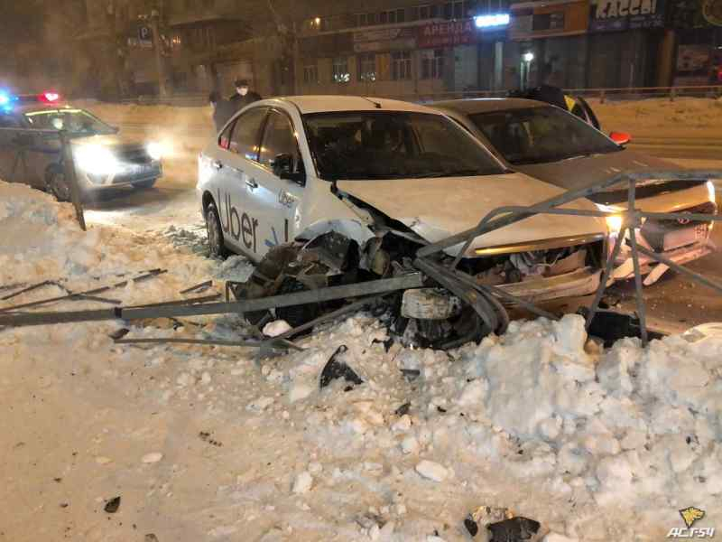 Таксист протаранил машину коллеги и устроил дебош в Новосибирске