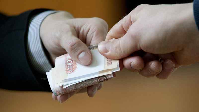 Торговец хотел подкупить честного таможенника в Новосибирске: теперь ему грозит срок