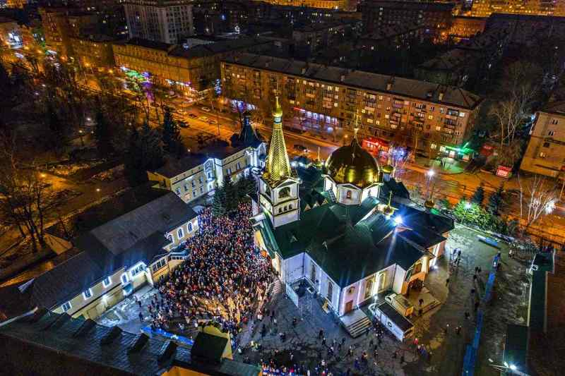 Тысячи новосибирцев провели ночь на Рождество в храмах