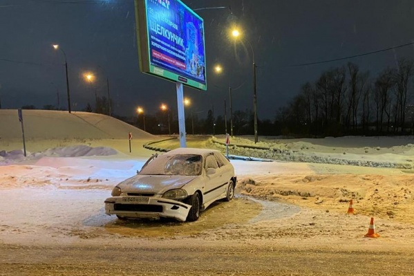 В Кировском районе иномарка врезалась в столб — водителя госпитализировали