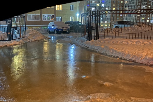 В Ленинском районе прорвало трубу — водой затопило подъезды и подземную парковку