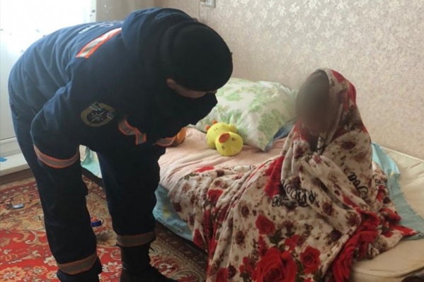 В Новосибирске годовалая девочка закрыла 6-летнюю сестру на балконе