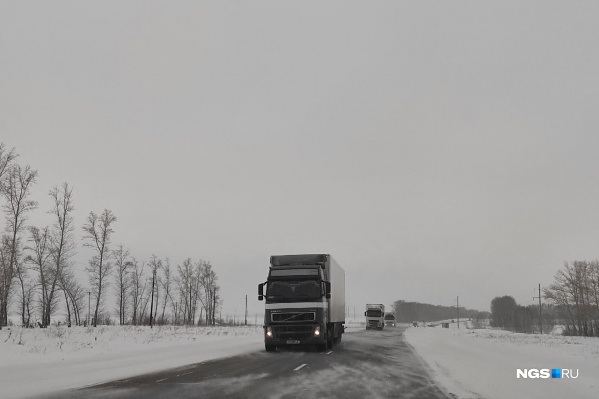 В Новосибирской области грузовой автомобиль Volvo столкнулся с Toyota — два человека погибли
