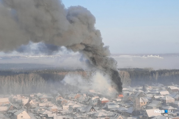 «Весь район дымом затянуло»: частный дом загорелся на Первомайке