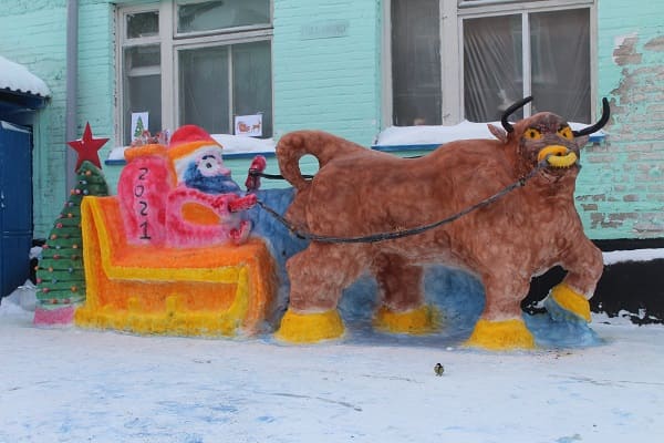 Веселые снежные скульптуры украсили Новосибирск