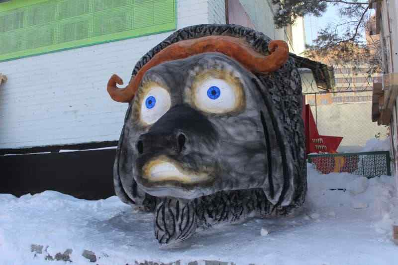 Веселые снежные скульптуры украсили Новосибирск